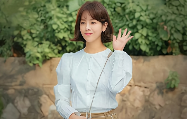 "这一句话把大家说得都愣住了,翟雪也站在那里不知道该怎么办,婆婆却