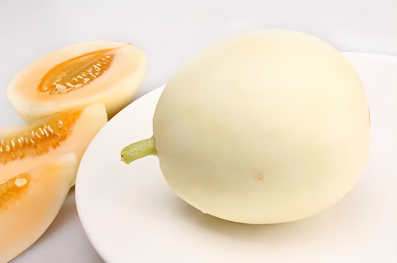 雪奶香1号甜瓜有着高颜值外表,搭配甜甜的内心,俘获吃货们的心