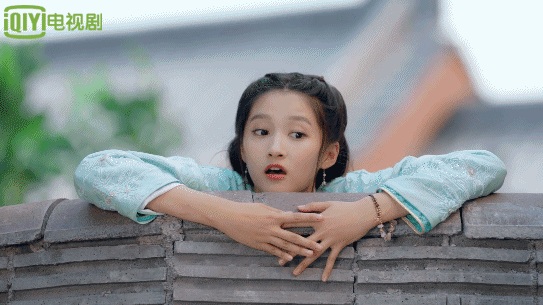 关晓彤滤镜翻车,奇特下巴引发热议,美食分享再遭网友吐槽