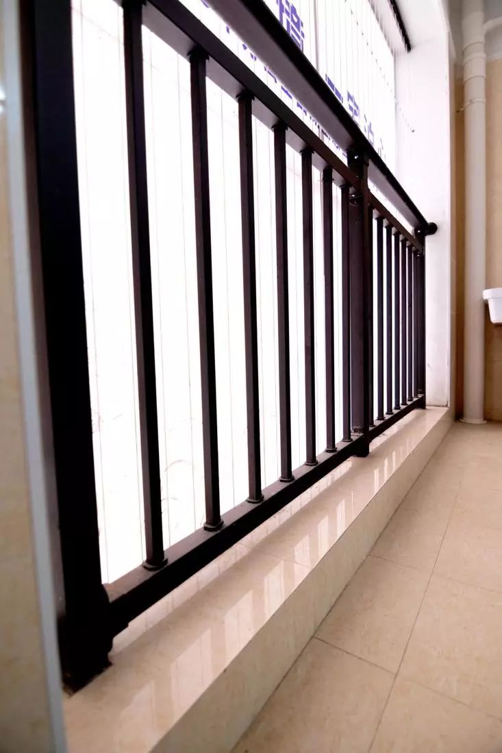 很多家庭阳台都不贴瓷砖了,看了这些原因明白了