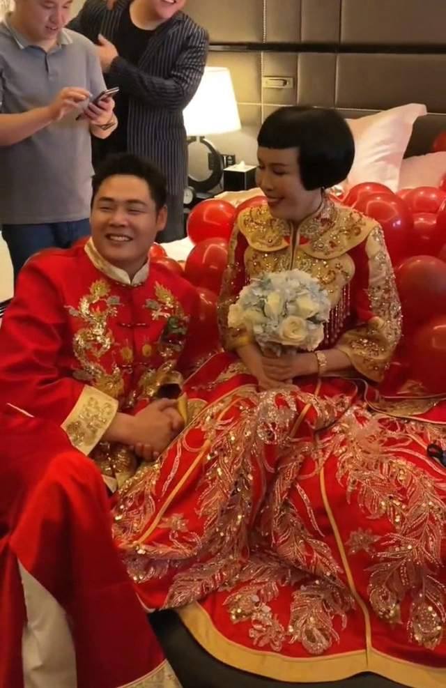 55歲上海女富婆嫁小鮮肉男友引熱議!網友群嘲:不想努力了!