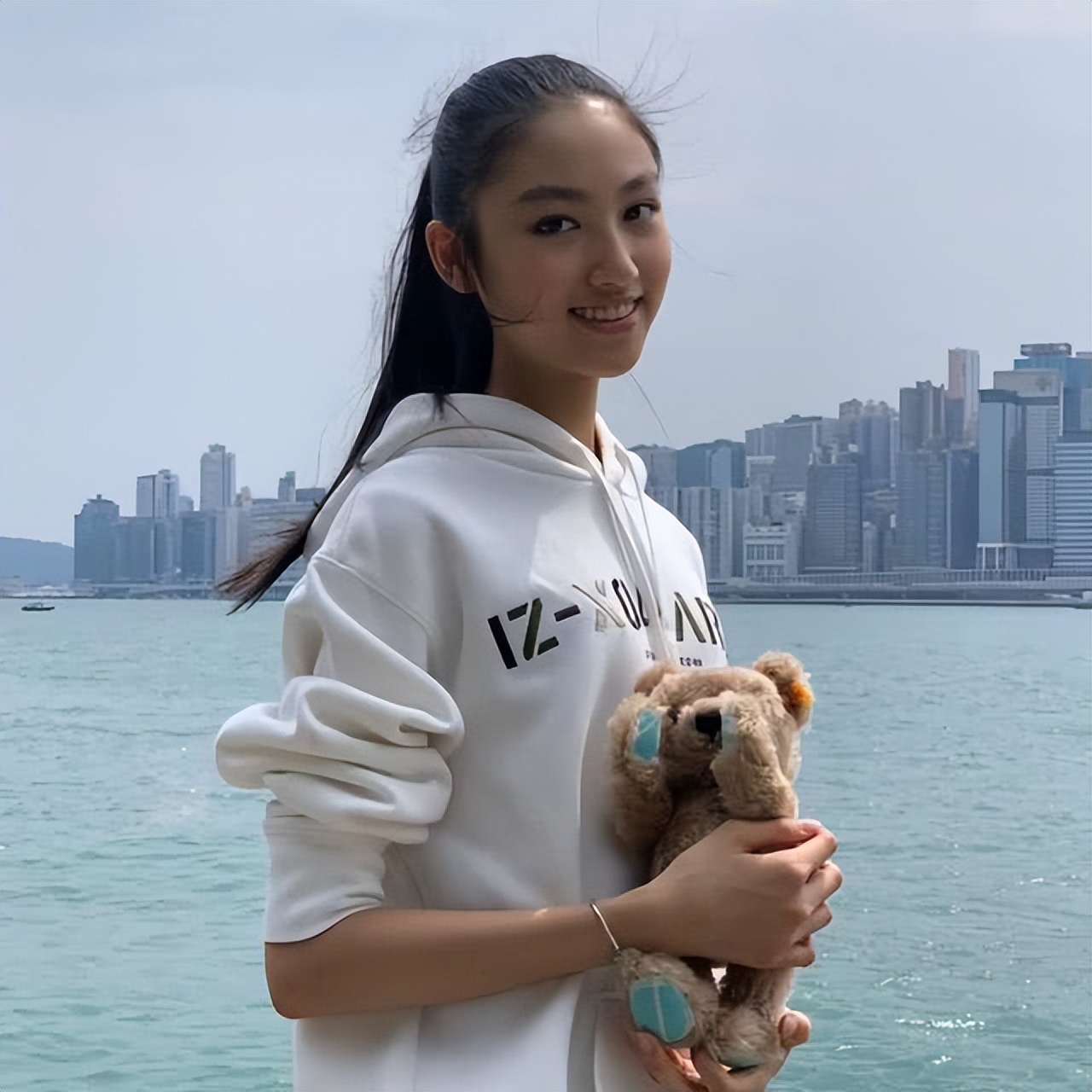 任达华女儿模特照曝光,一双长腿尺度傲人,丝毫不输欧美超模