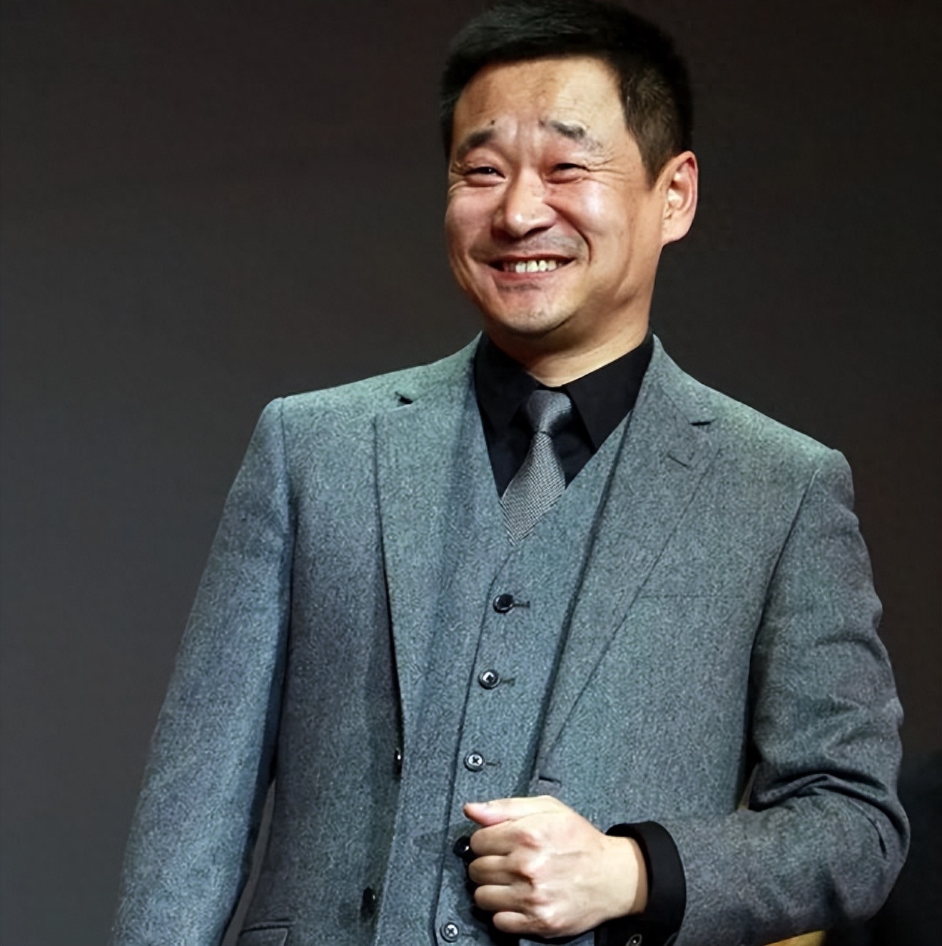 回顾:"影帝"王景春,卖过鞋,干过电焊,娶小娇妻宠如宝,42岁喜当爹