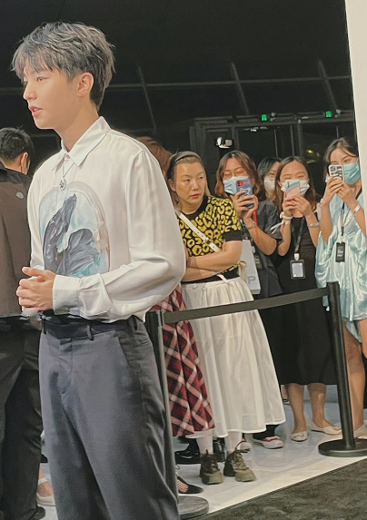 网友高铁站偶遇王俊凯,称他又高又香,有幸与他对视了