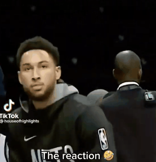 新的经典!西蒙斯投篮砸中欧文,害怕样子成新一代表情包