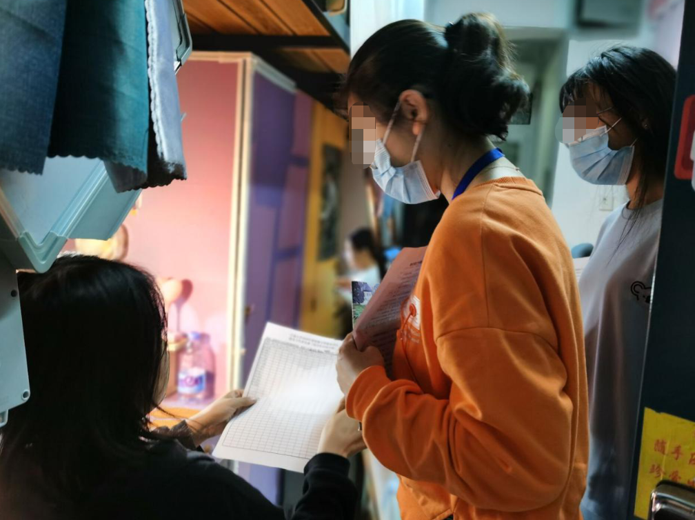 广州高校再现"张美玉"?晚十点查寝要求叠被子,睡觉的也不放过