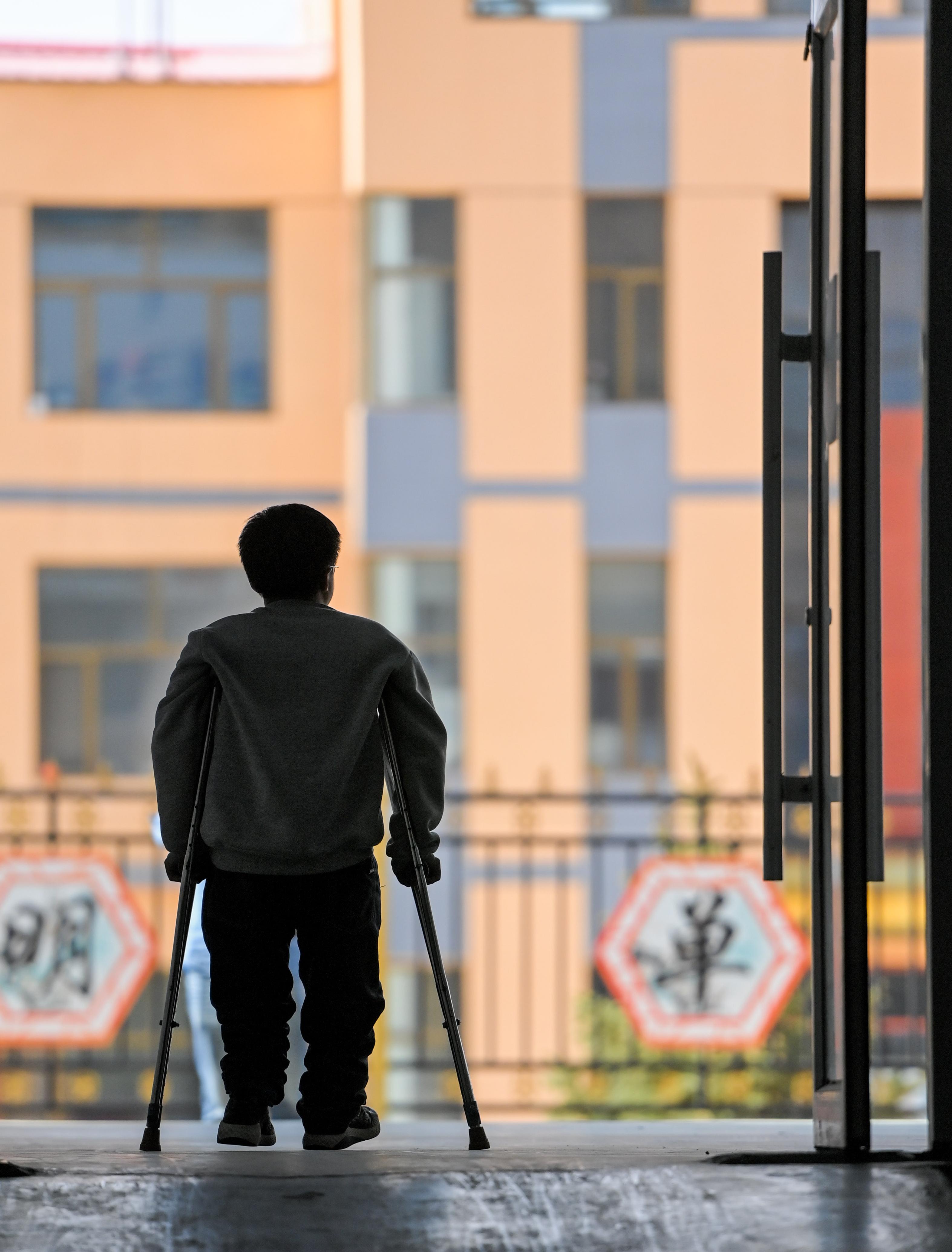 双拐撑起助残梦想(10)