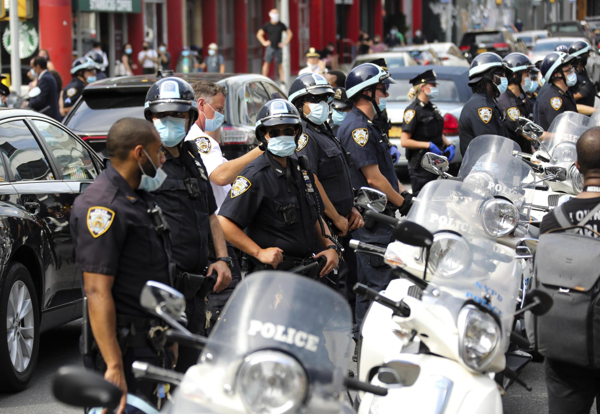 美国群众在警局前抗议,要求停止对黑人的暴行,却被称为非法占领