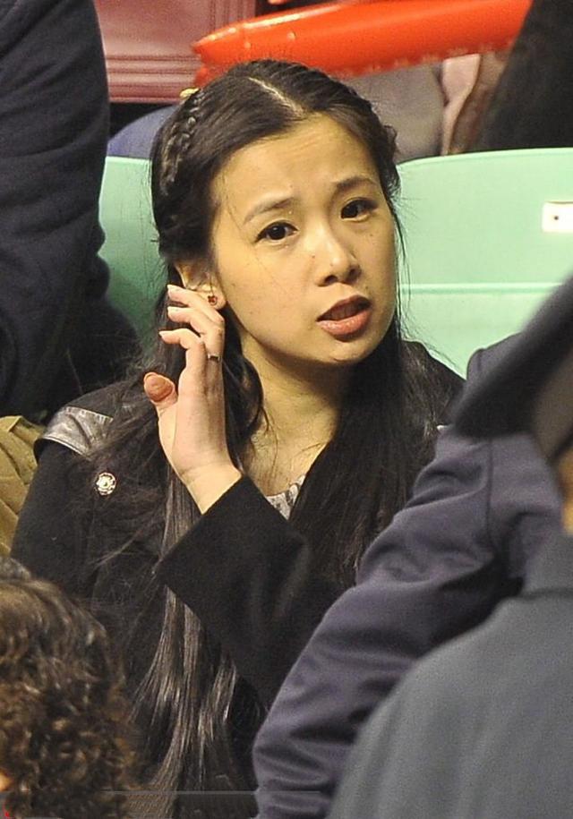 杨鸣妻子罕见现身!33岁外表仍像邻家女孩,家世显赫为杨鸣生两娃