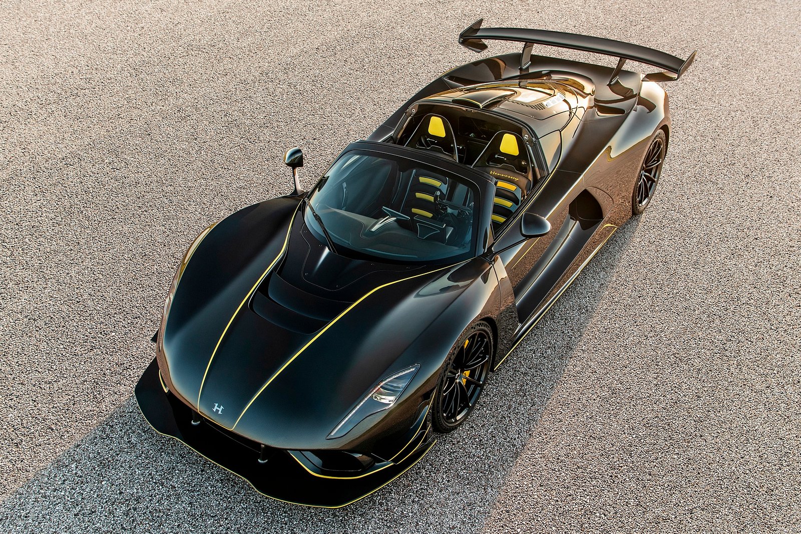 亨尼西毒液 f5 革命敞篷跑车在裸碳中亮相