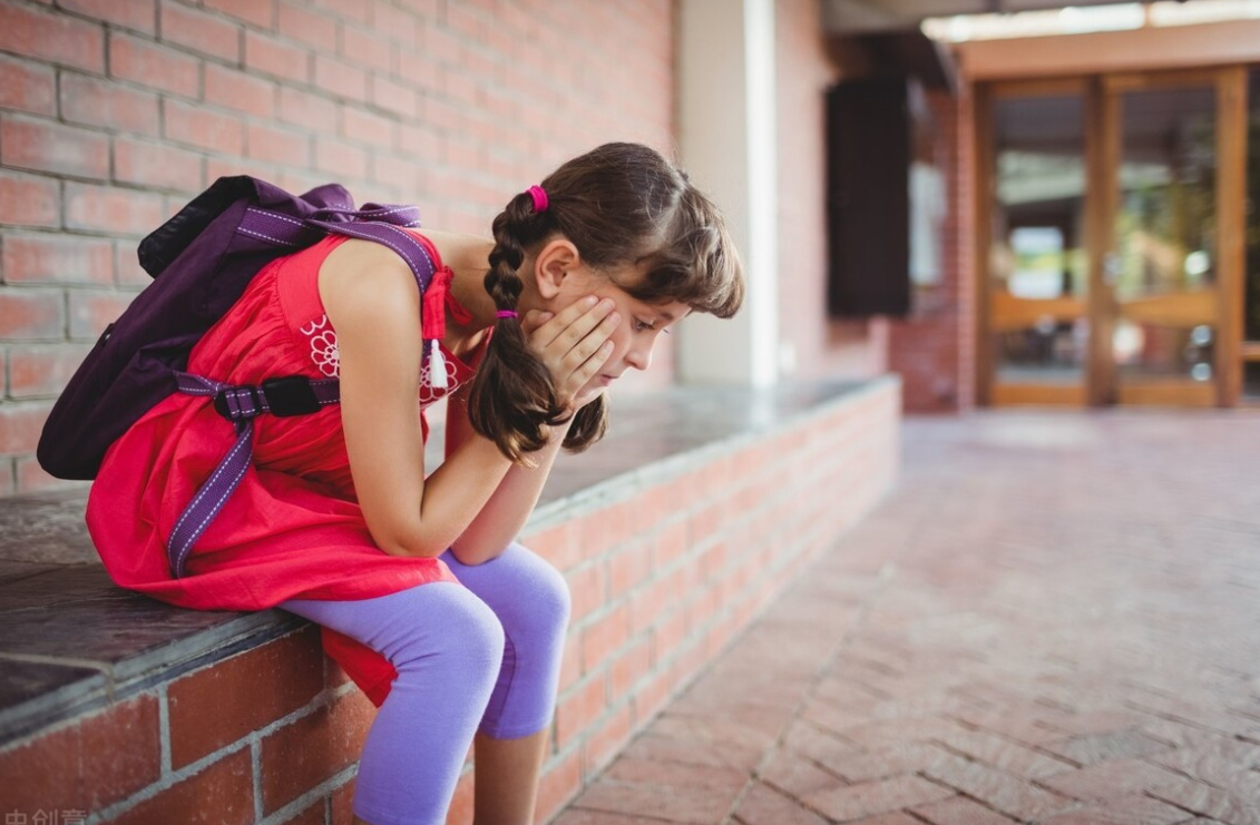 女儿在学校被孤立,妈妈不是第一时间找场子,教育方法堪比教科书