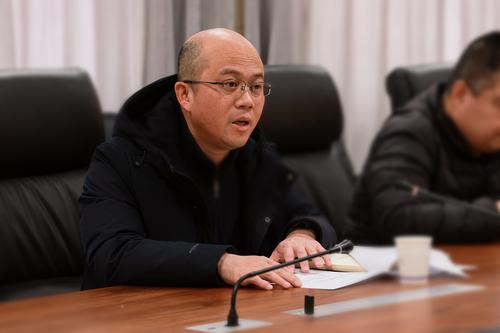 邵元辉为先进集体颁奖并合影校党委书记邵元辉和副校长王宏亮为先进