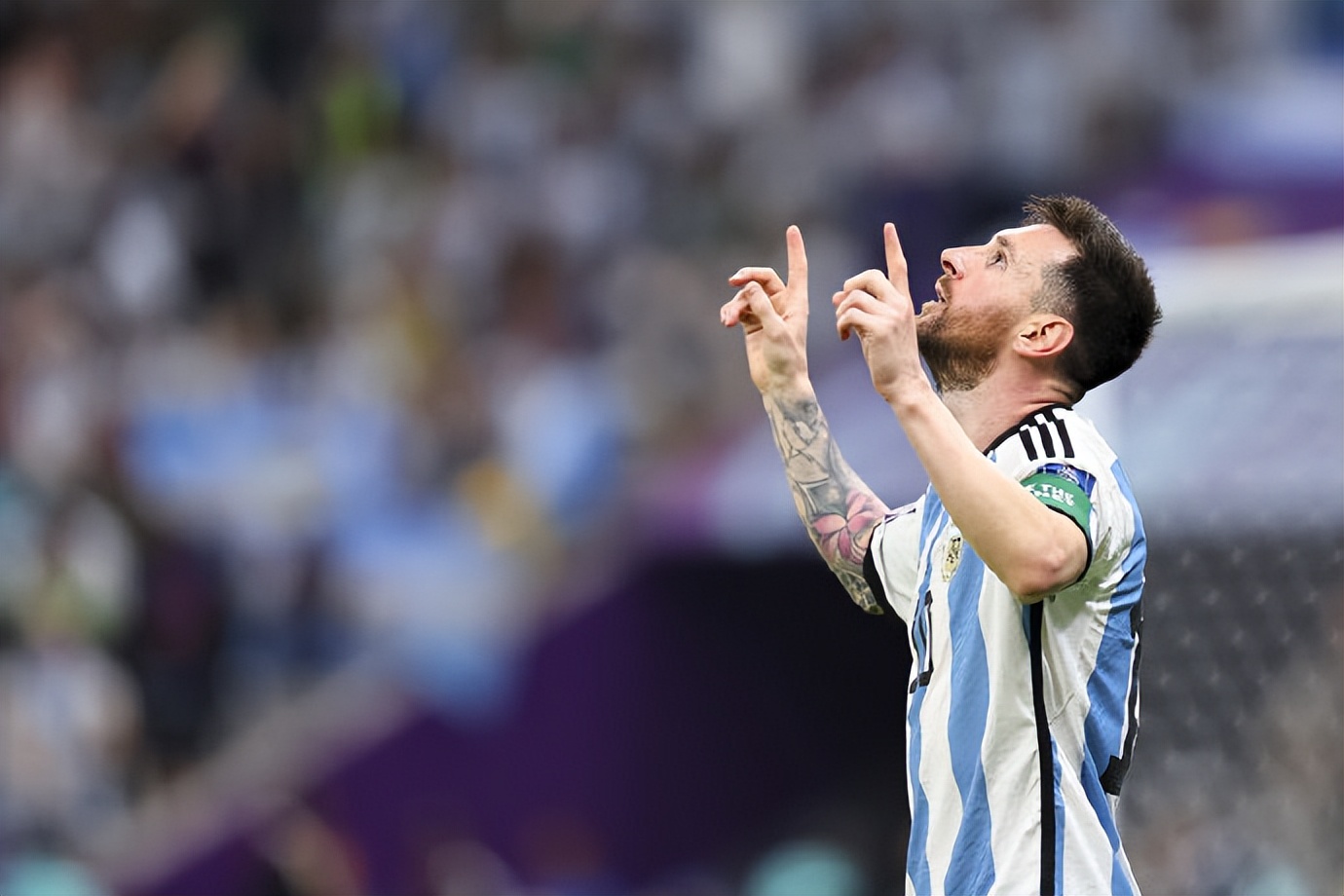 梅西进球后双手指天献给马拉多纳,让很多球迷感动得落泪