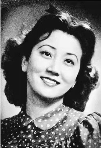 民国出身名门的女名人:蒋英出身将门,张爱玲是李鸿章的曾外孙女