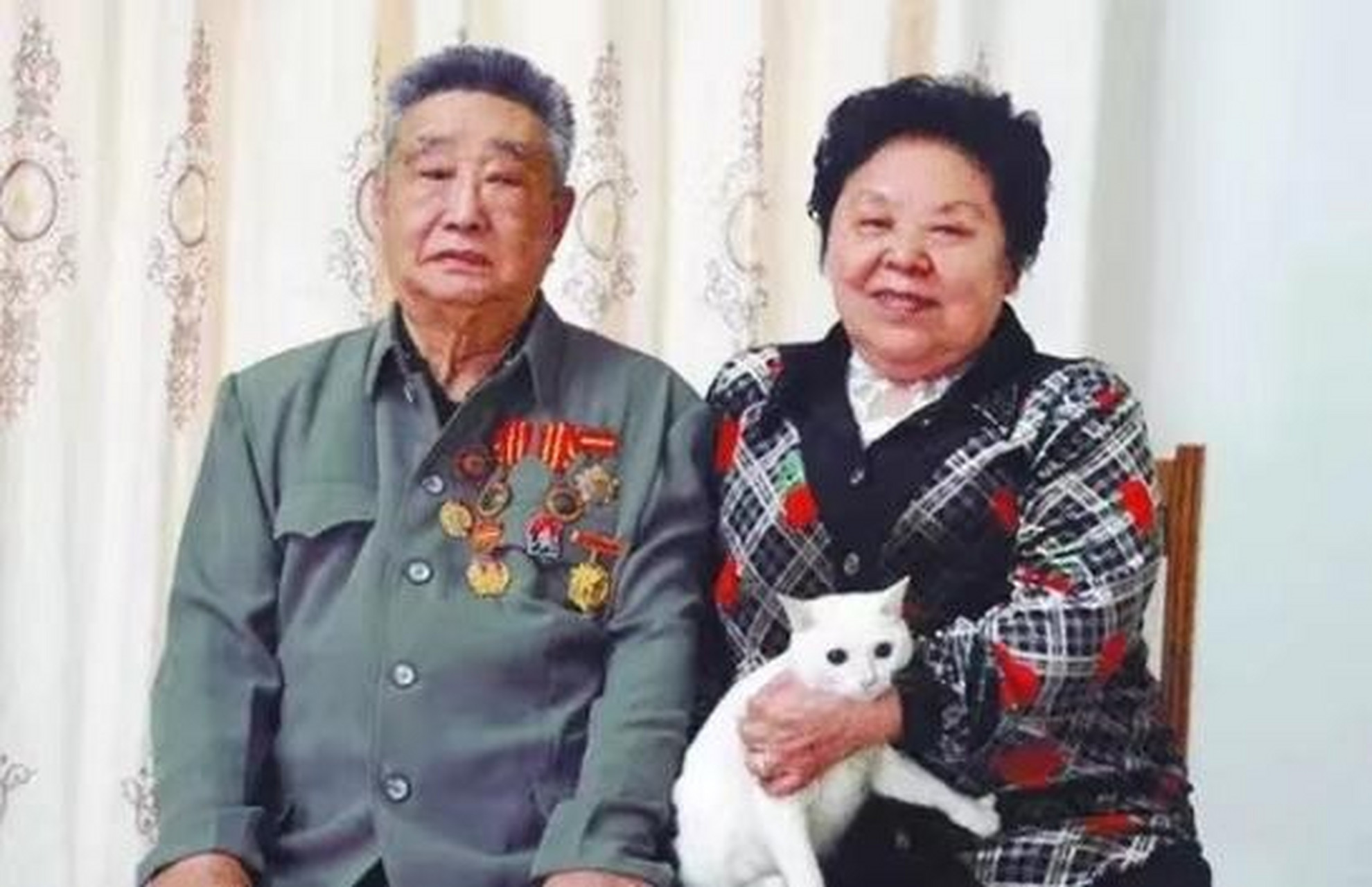 1943年,日军空袭时,八路军小战士宋岭春仰面躲在草丛里,看着距离不到