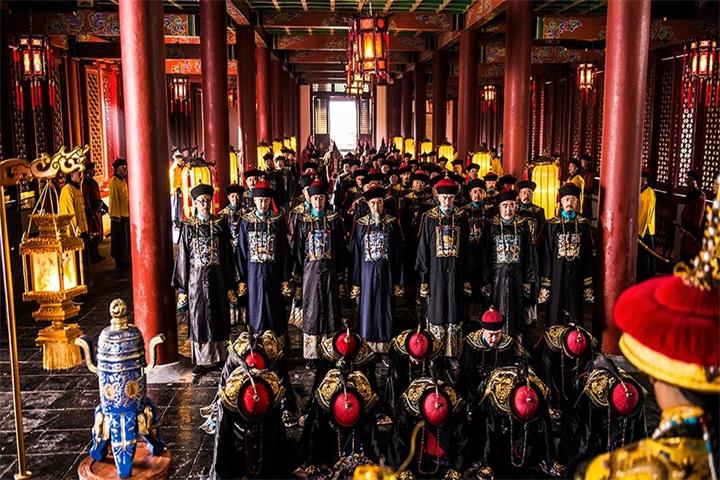 皇帝的一天怎么过?乾隆4点起床7点翻牌子,一天乏味又枯燥