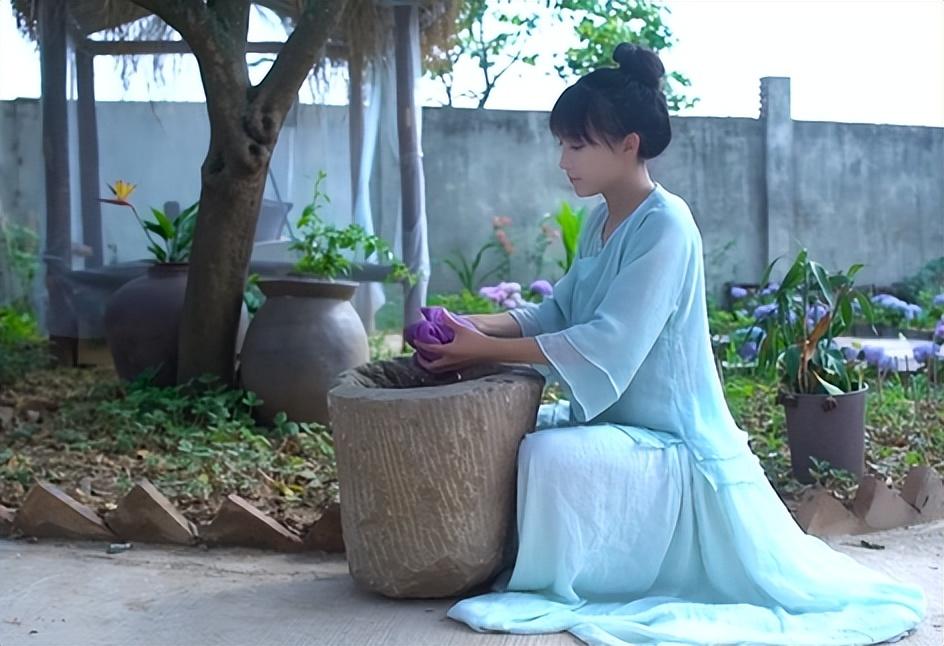 回顾再次出现的李子柒是否真的抛弃传统文化投向网红的怀抱