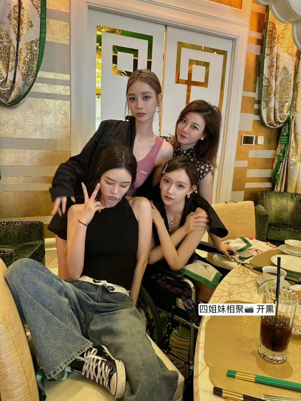 程潇最新合照 发现一个小可爱耶!