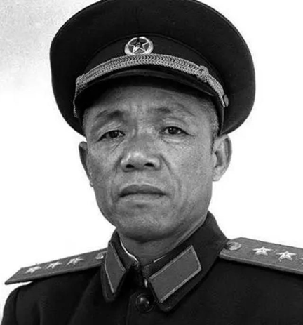 成都军区副司令员王东保遇到歹徒挑衅,将军说:有能耐就来试一试