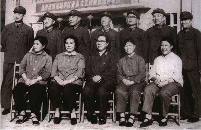 回顾吴信泉:8个儿子,4个女儿,周总理调侃:你们家是舰空母舰