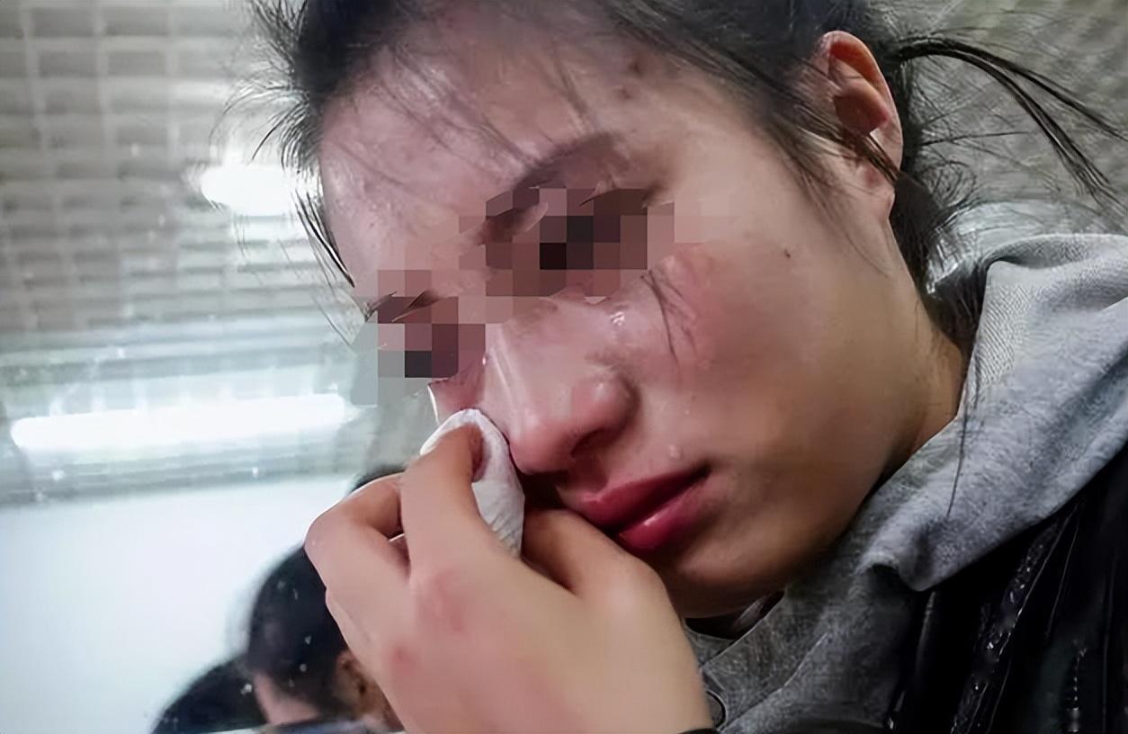 直到我两岁那年,失去音讯四年的小姨突然出现在我们家门口,手里还抱着