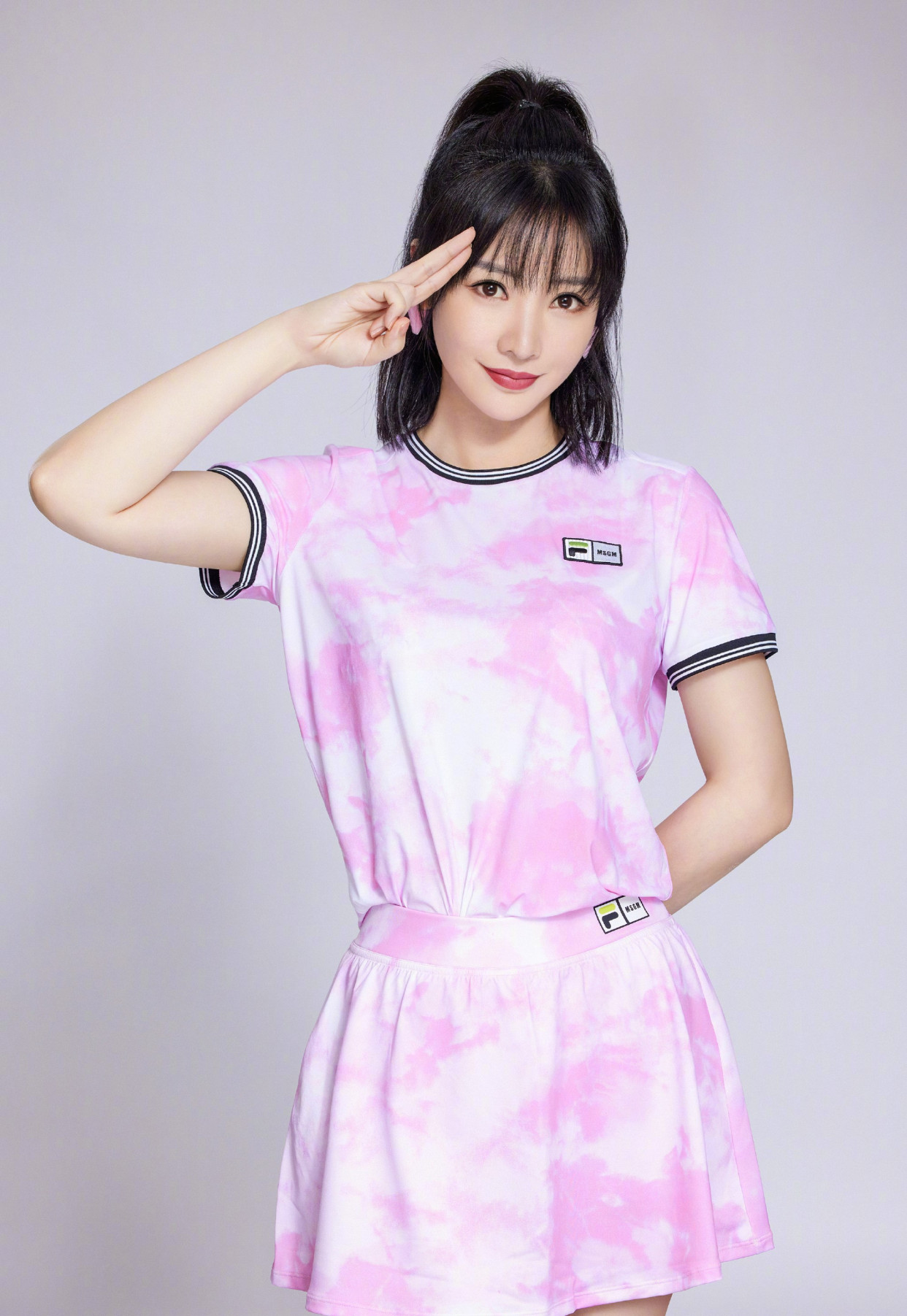 柳岩近照显憔悴,t恤 牛仔裙时髦接地气,"曲线身材"依旧在线