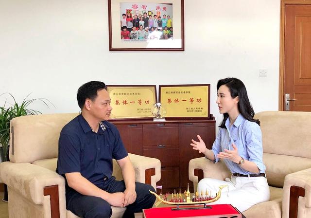 48岁举重冠军占旭刚身居高位,空姐妻子长相甜美,婚后幸福美满