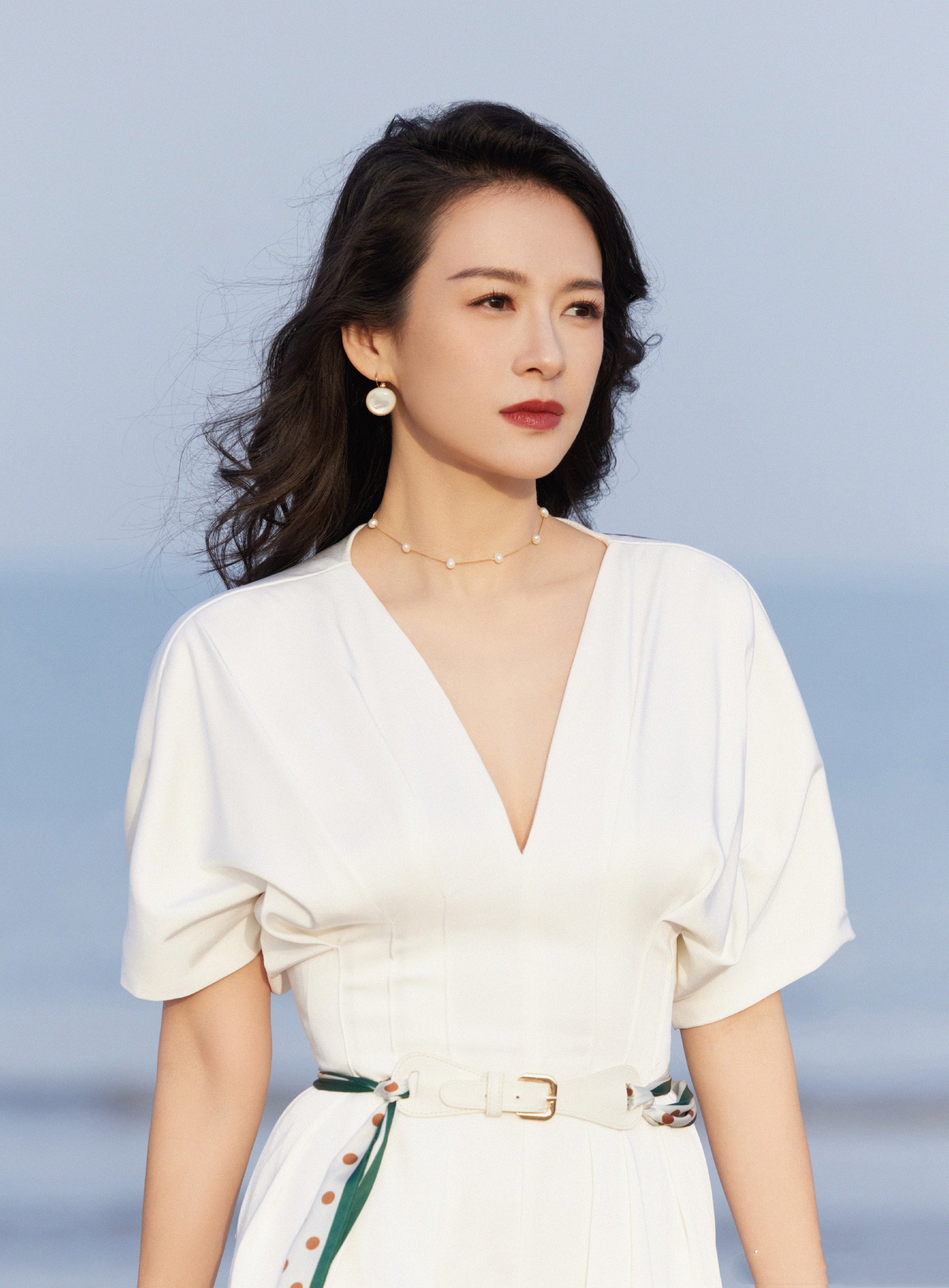 章子怡状态真好,卷发红唇搭配一身白色连衣裙,优雅大气知性迷人