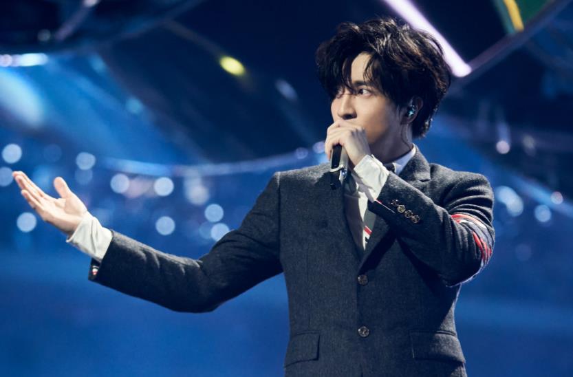 薛之谦唱到一半被伴舞撞飞了