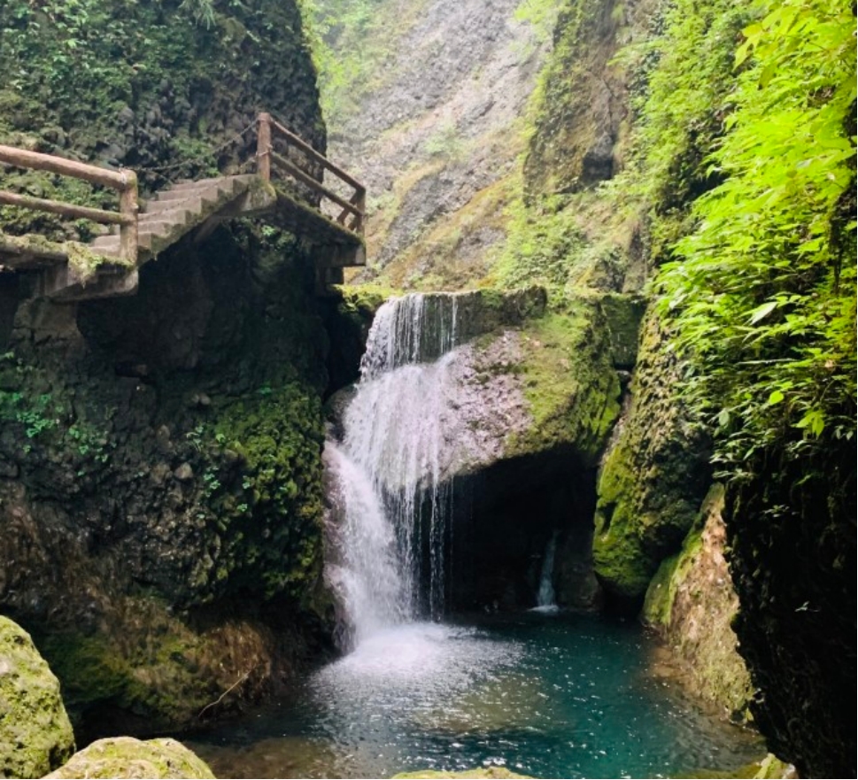 三潭雾泉,是青城后山最出色的景点,显得十分神秘莫测