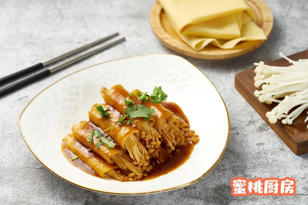 金针菇搭配豆皮这么一煮,营养又美味!老人小孩都爱吃!