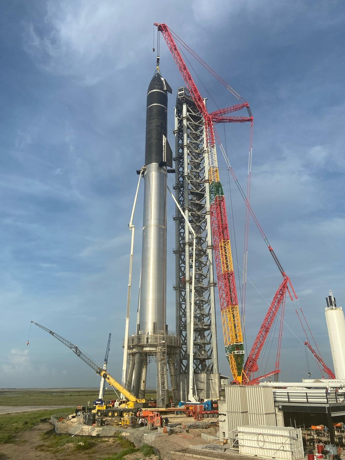 它和星艦都是超重型運載火箭,都有著遠大的太空探索目標,那麼它們之間