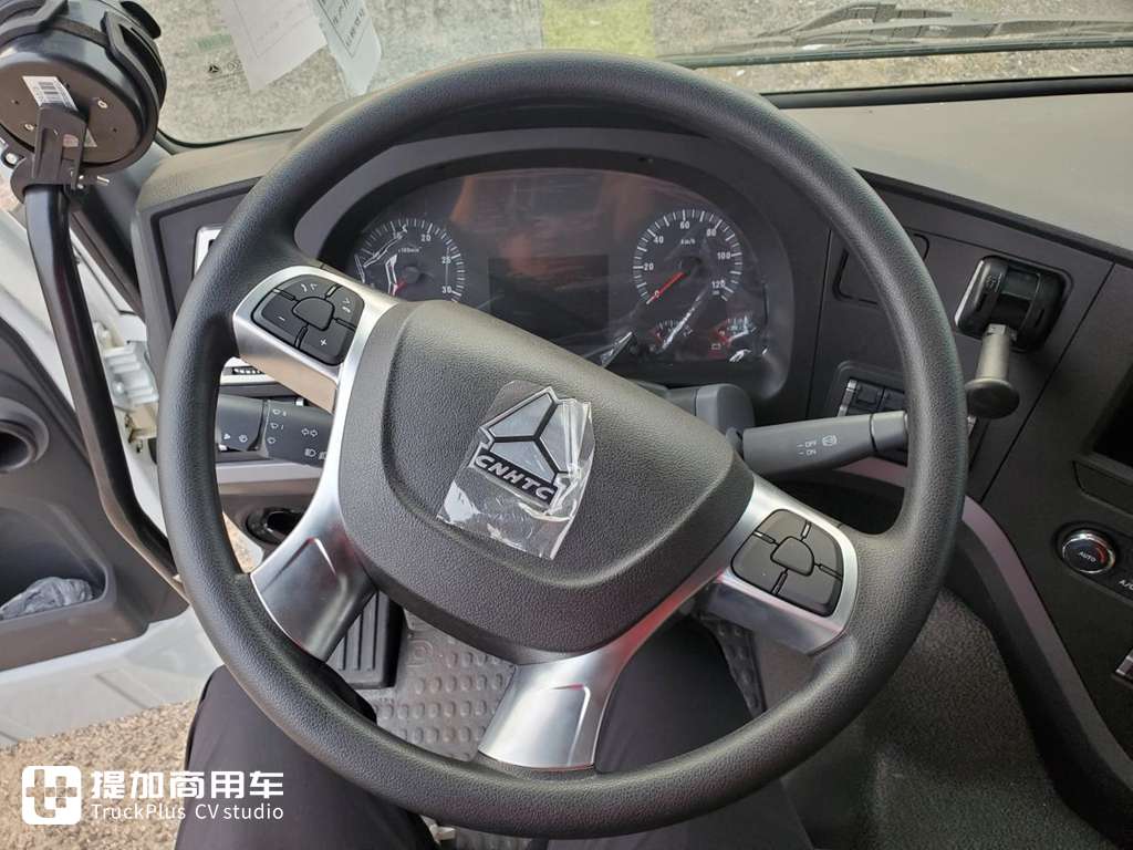 老外都买新款重汽卡车了,出口版豪沃v7x自卸实拍,有何不一样?