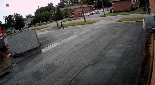 |白宫外数百名示威者发起抗议，浓烟弥漫暴力升级