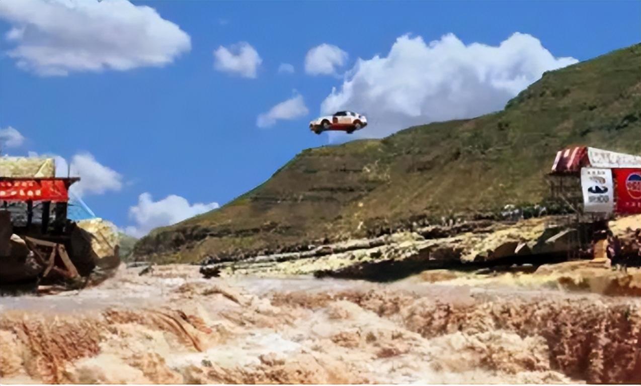 他曾是骑摩托车飞跃长城和黄河的第一人,也是20世纪的知名歌手,也就是