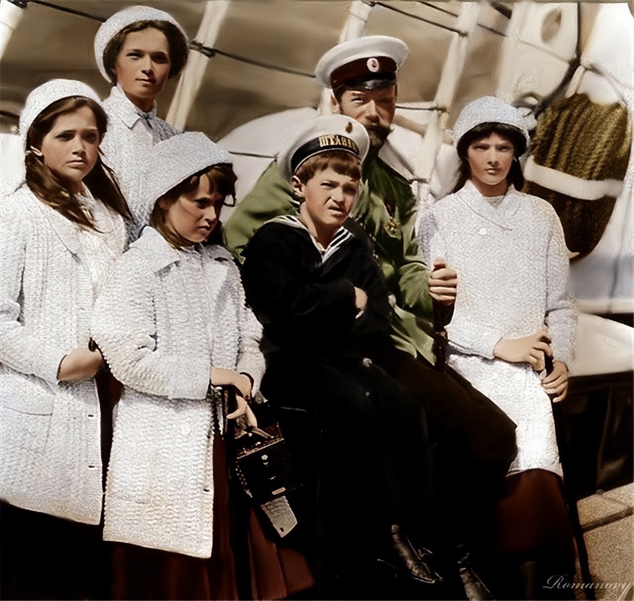 末代沙皇全家的悲惨结局:5个漂亮孩子全部被杀害,最大的才22岁