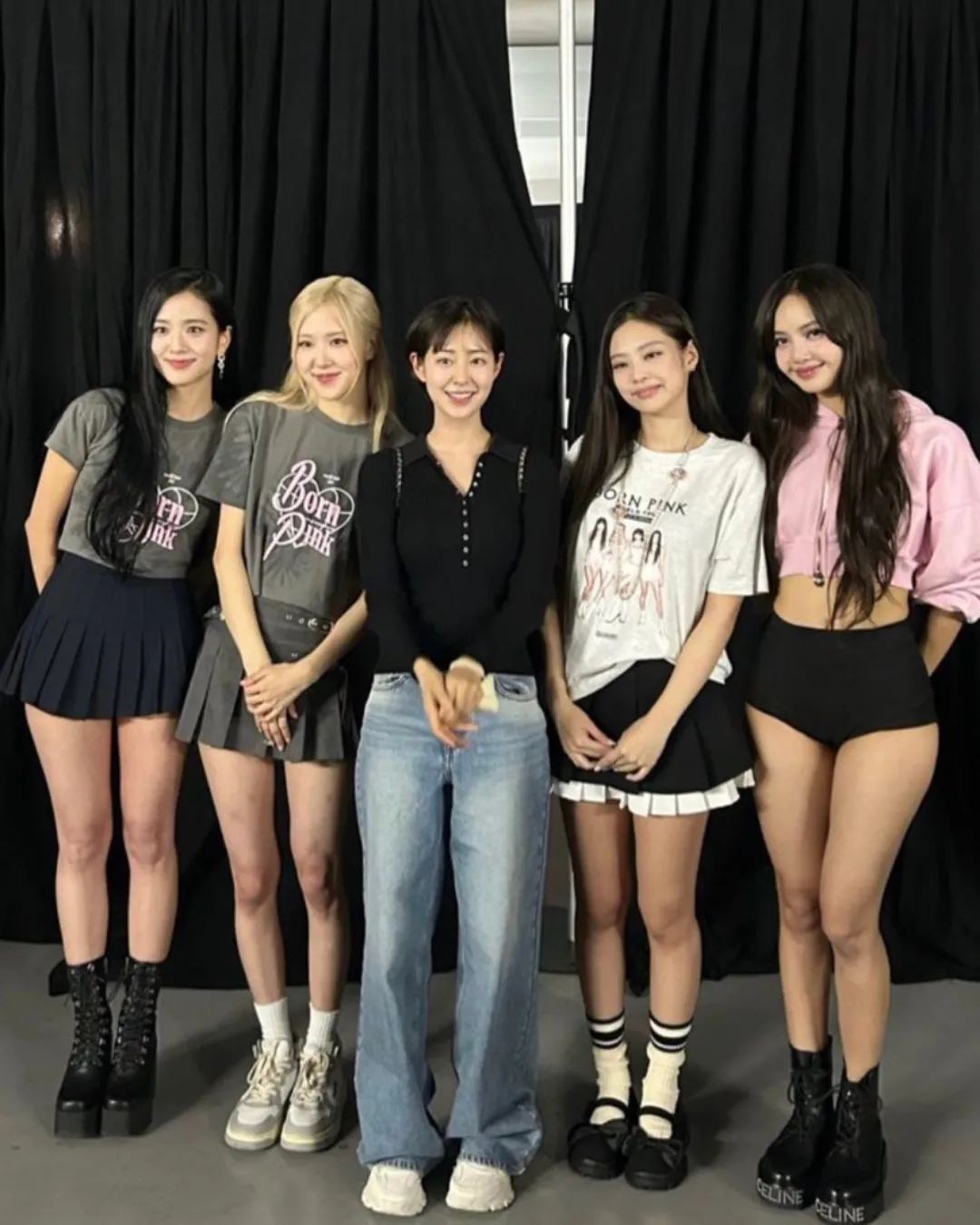 lisa跟jisoo姐姐合照,gd来看jennie表演:首尔演唱会趣闻真戏剧化