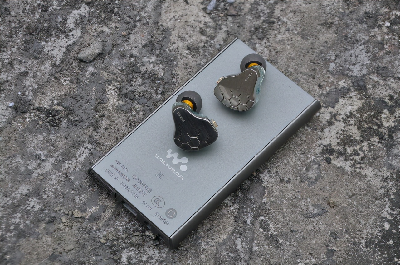 音色靓丽通透 kbear魁宝云雀一圈一铁圈铁hifi耳机测评