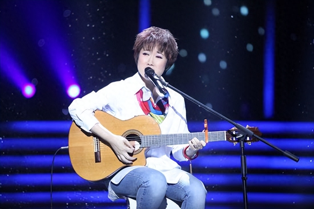 二胡的父亲常常吹奏动听的乐曲给成方圆听,这也埋下了她对音乐的种子