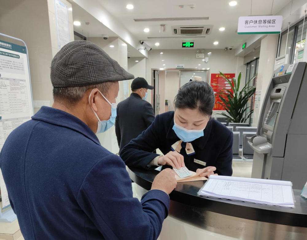 去银行办业务时,客户排长队,为何不多开窗口?工作人员说出实情