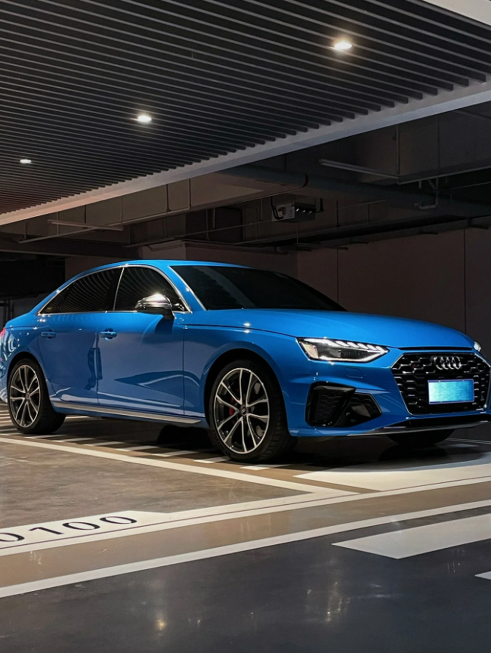 流光蓝奥迪s4,你见过吗?  这款奥迪s4的颜色,或许你之前从未见过.