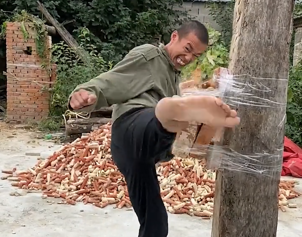 安徽小伙习武20年,十八般武艺样样精通,手劈砖头脚爆榴莲