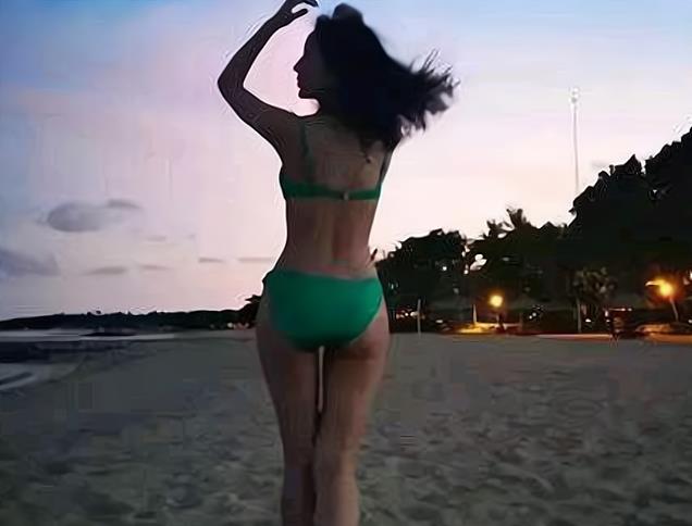 娄艺潇晒沙滩写真,身穿着比基尼,身材性感曼妙