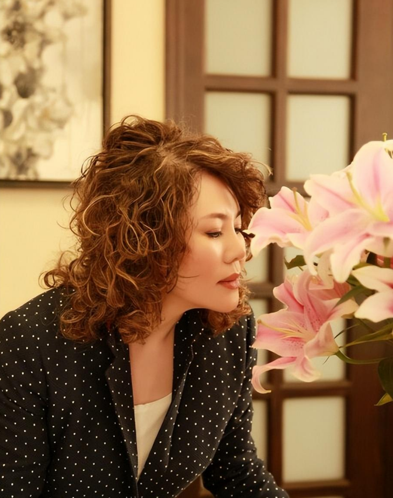 央视主持人方静:因"间谍门"退隐,44岁客死他乡,痛了父母心