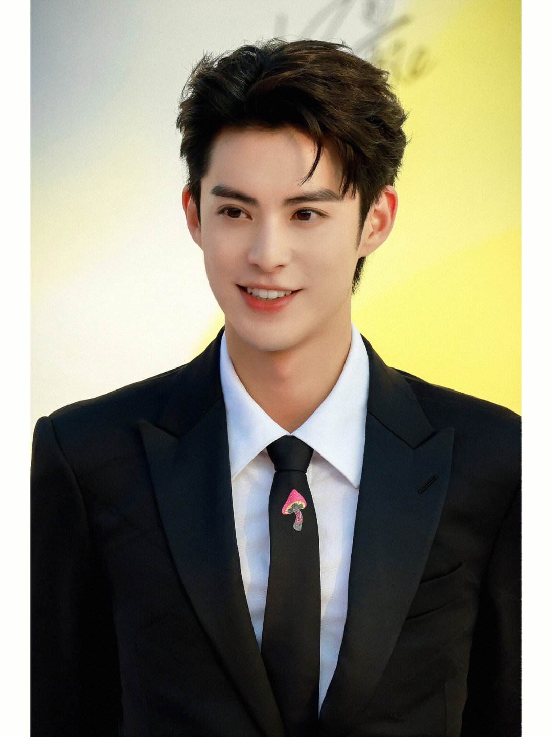 王鹤棣帅气亮相丝绸之路电影节红毯,爆款新作已被粉丝提前预定!