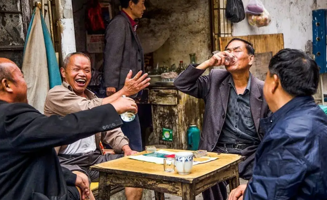 提醒:人到中年,喝白酒要留意,遇到这三类酒,还是少喝点为好