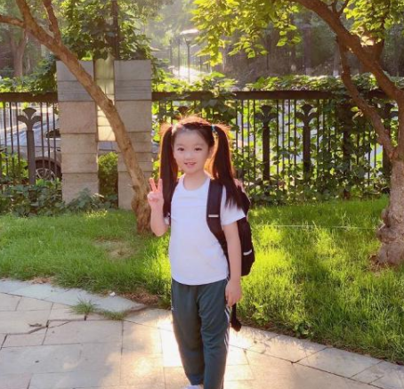 小学生长相出众又可爱,被网红公司找上门,家长骄傲又有些无奈