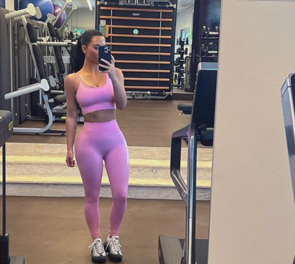 41岁金卡戴珊状态回归!久违亮相健身房,穿粉色健身衣大秀好身材