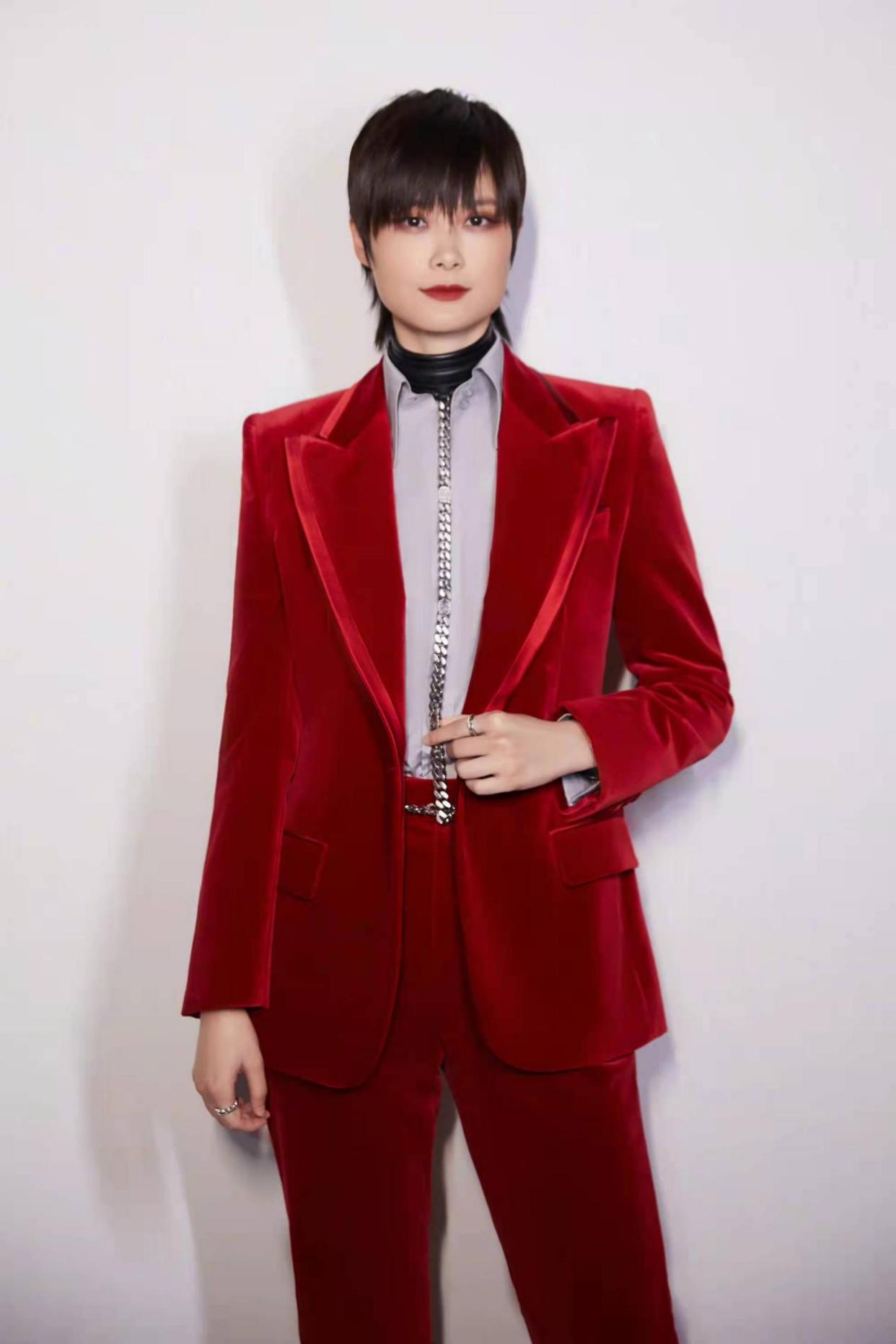 李宇春的衣品飞速提升,复古丝绒红西装一般人不敢尝试,气场绝了