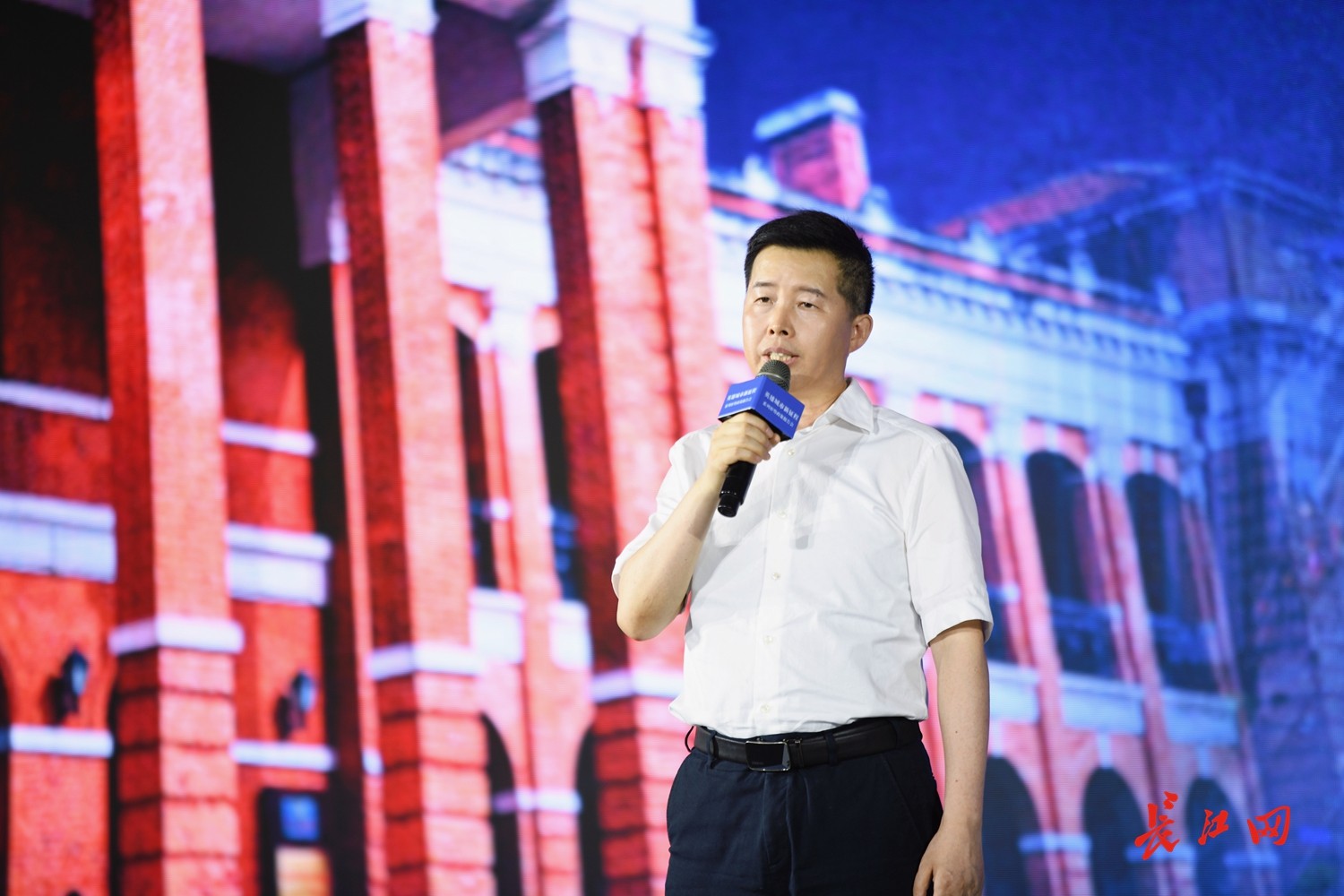 武昌区长范礼奎:传承千年文脉 争当英雄城市高质量发展排头兵